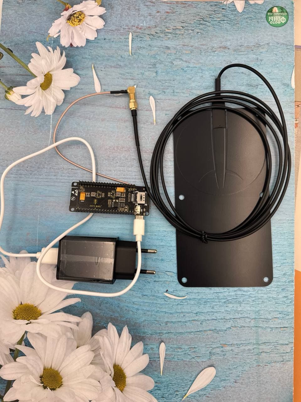 Реальный прототип CallGate на ESP32 с GSM-модулем, антенной и корпусом